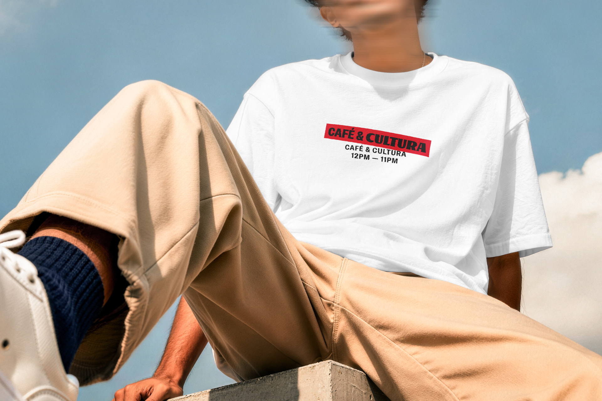 Camiseta “Café & Cultura” da Planet em uso