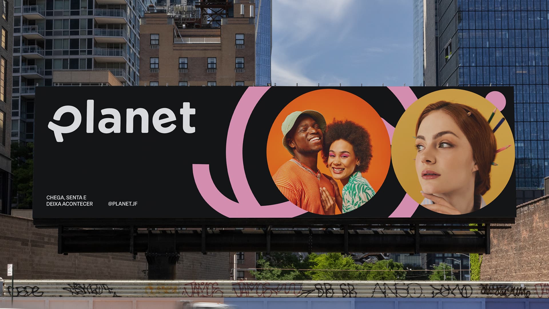 Painel da Planet com pessoas e composição circular