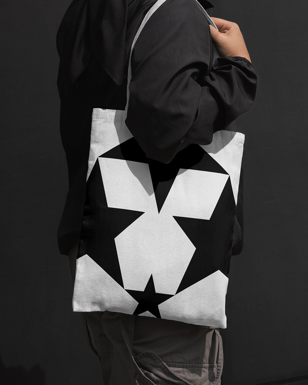 Bolsa clara com estampa gráfica de estrelas