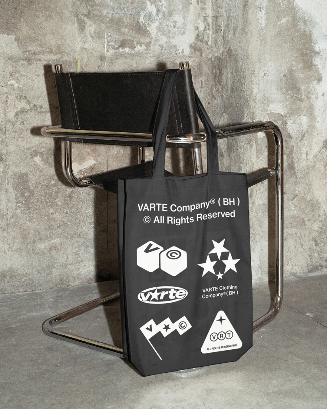 Bolsa preta com diferentes grafismos da Varte